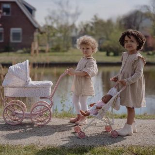 Štýlový retro kočiarik pre bábiky Little Dutch Soft Flowers poteší každú malú maminku 🥰 Stabilná jazda, mäkký matrac a...