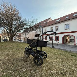 Vyrazte do prírody s TFK Mono 2 🌲 Kombinovaný kočík, ktorý zvládne akýkoľvek terén a dieťatku poskytuje maximálny komfort...